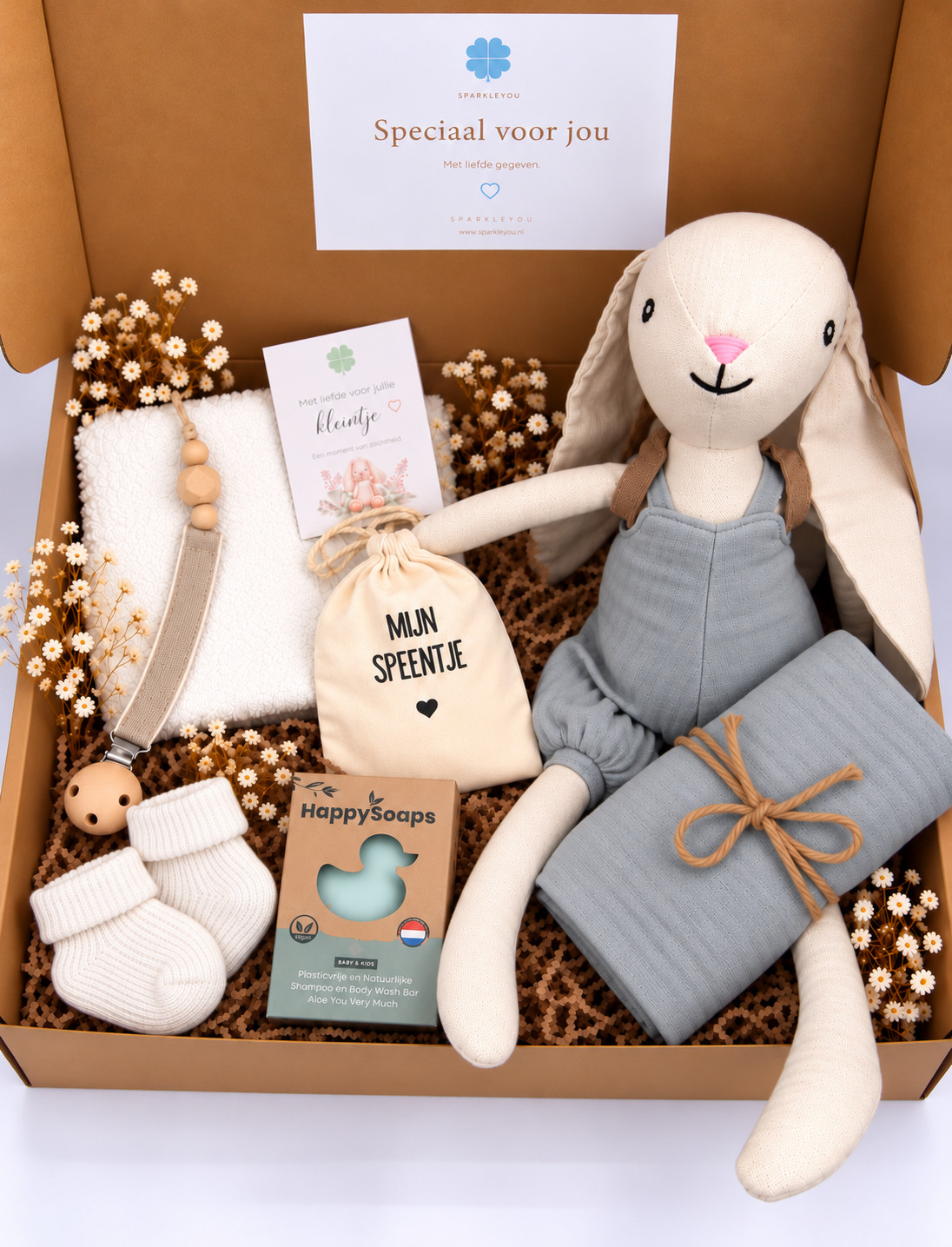 Kraamcadeau. Knuffelkonijn Hugo met wit doekje, babybar, speenkoord, hydrofiele doek, babysokjes, en speenzakje