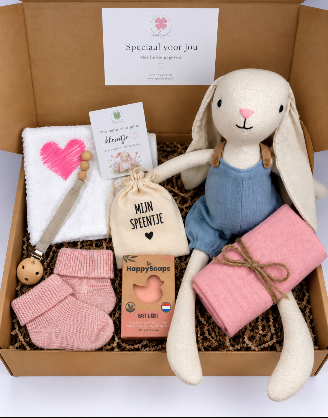 Babymomentje Roze kraamcadeau uitgestald met konijn Hugo, HappySoaps Little Sunshine babybar, babyhanddoekje met roze hart, hydrofiele doek, speenkoord, baby sokjes en speenzakje
