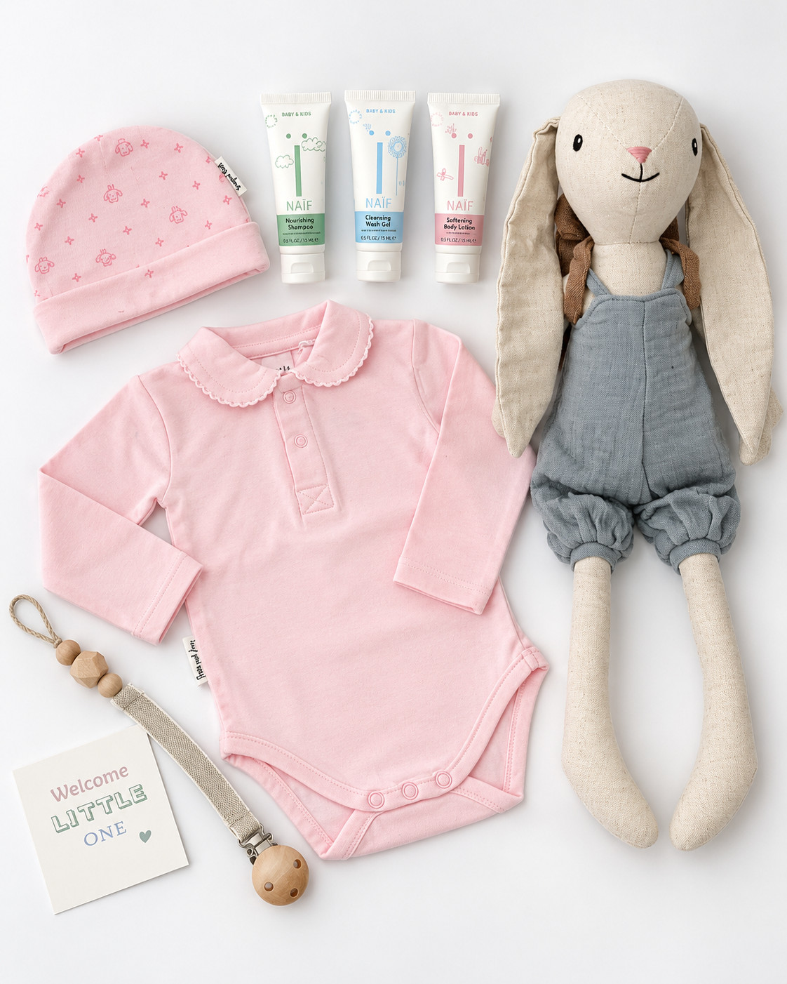 Luxe kraamcadeau Een Roze Wolk met roze babyromper maat 62, bijpassend mutsje, knuffelkonijn Bunny Hugo, Naïf babyverzorging en beige speenkoord.